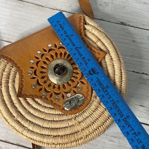 Handmade Round Raffia&Leather Crossbody Bag with Silver and Stone Embellishment - Picture 6 of 9